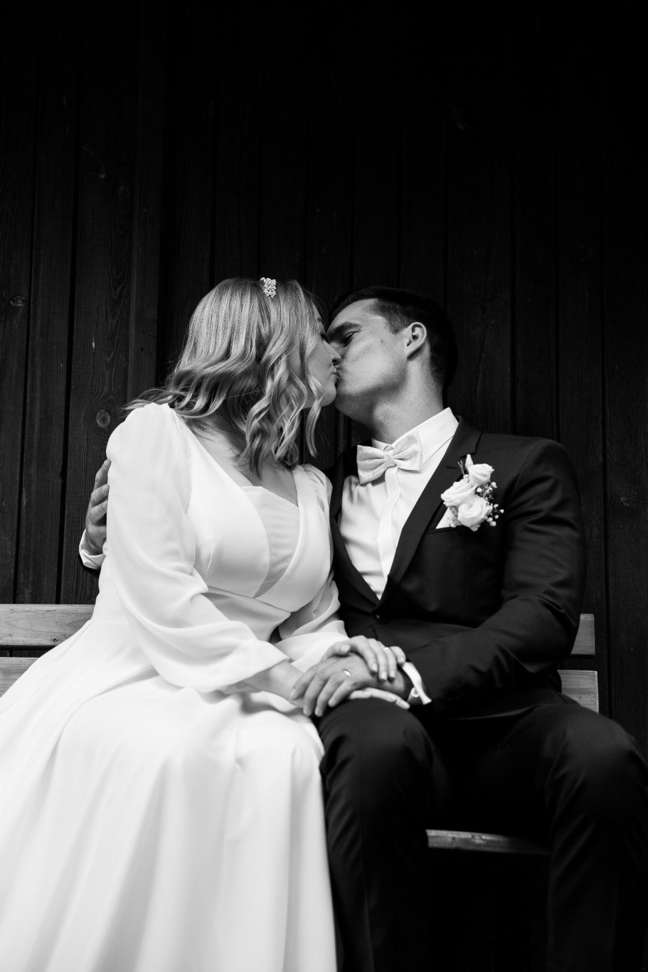 Das Brautpaar küsst sich in Ludwigsburg beim Fotoshooting bei der Hochzeit Brautpaar aus Ludwigsburg küsst sich beim Fotoshooting