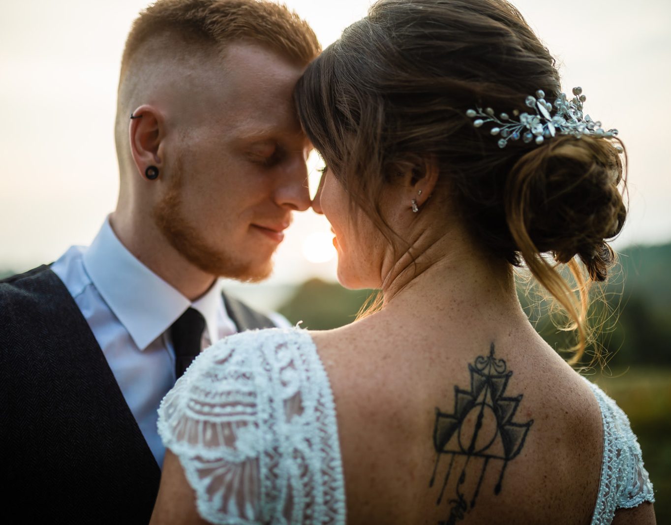 Emotionales Hochzeitsbild eines Brautpaars in Heilbronn – innige Umarmung und verliebter Blick Romantisches Hochzeitsfoto Heilbronn – Brautpaar umarmt sich innig