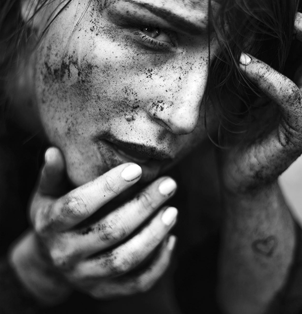 Ausdrucksstarkes, kreatives Schwarz-Weiß Portrait eines Models in Stuttgart – künstlerisch & modern Kreatives Schwarz-Weiß Portrait Stuttgart – Künstlerisches Modelshooting