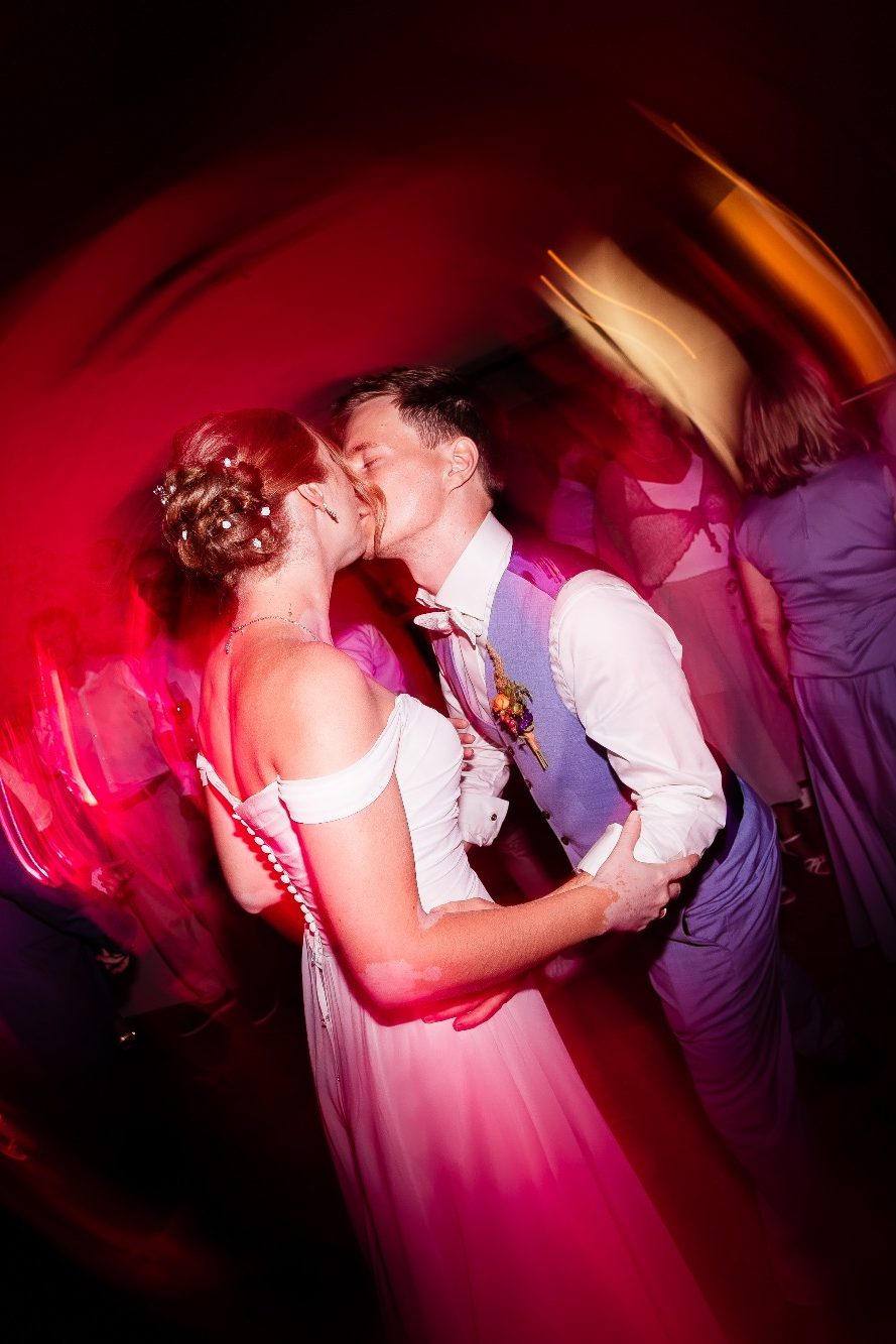 Brautpaar tanzt bei ihrer Hochzeit in Heilbronn Hochzeitsfotograf in Heilbronn fotografiert tanzendes Brautpaar bei der Hochzeitsreportage